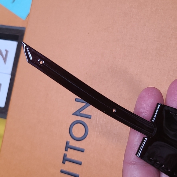 NEW UNUSED LOUIS VUITTON LV AMARANTE VERNIS PATENT LEATHER CLOCHETTE KEY BELL - Picture 7 of 7